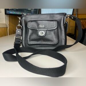 COACH Black Pebbled Leather Turnlock Pocket Swingpack Crossbody Bag OS